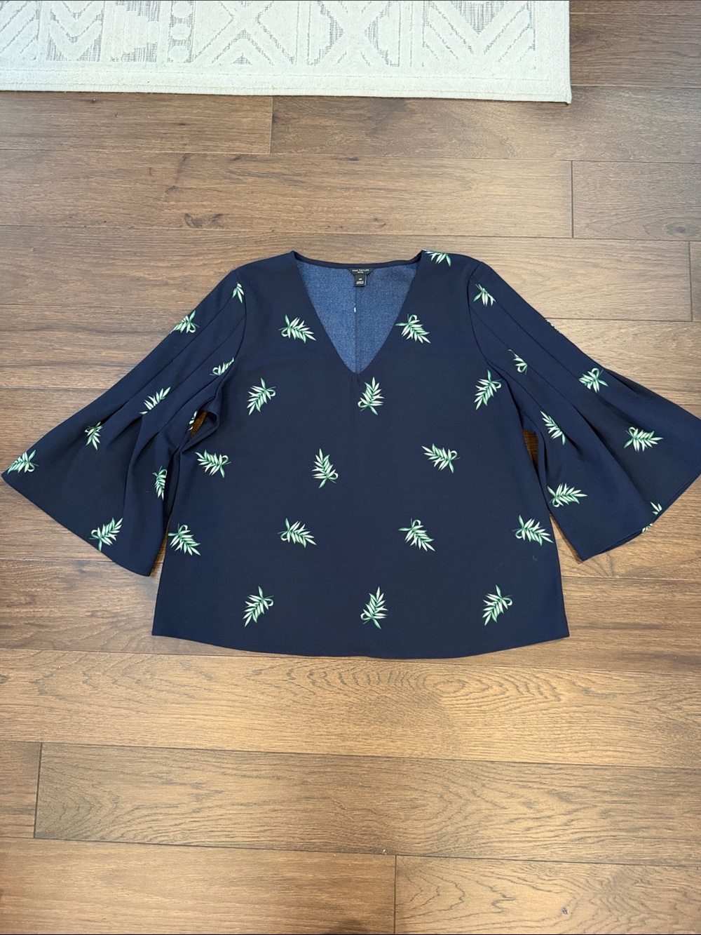 Ann Taylor Navy Blue V-Neck Bell Sleeve Leaf Print Medium Petite - C22-046